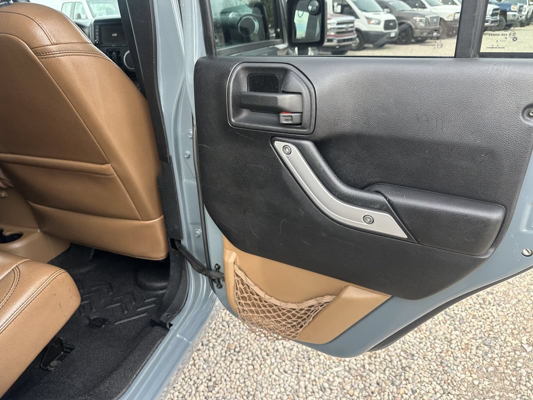 Used 2014 Jeep Wrangler Unlimited Sahara w/ Connectivity Group AWD/4WD image 21