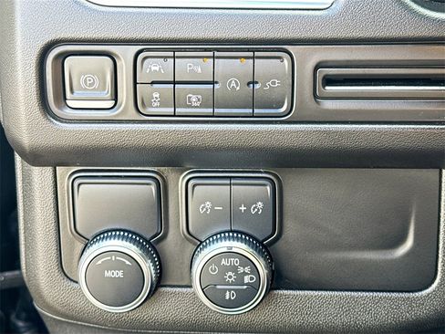 Used 2022 GMC Yukon SLT w/ SLT Premium Package image 11