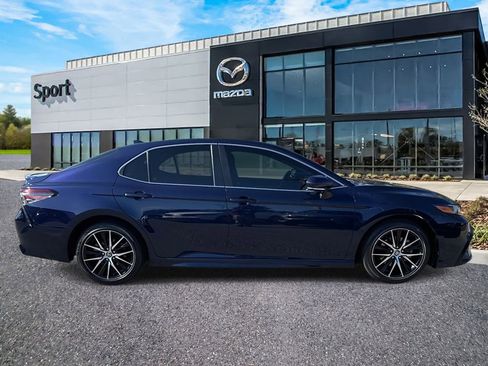 Used 2022 Toyota Camry SE image 2