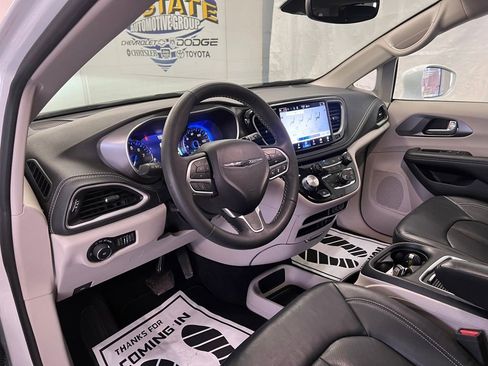 Used 2022 Chrysler Pacifica Touring-L image 17
