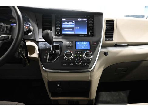 Used 2019 Toyota Sienna LE FWD image 23