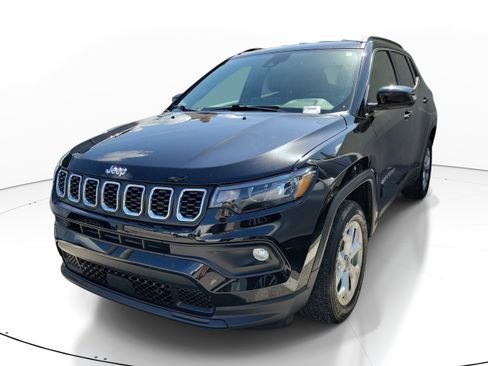 Used 2025 Jeep Compass Latitude AWD/4WD image 3