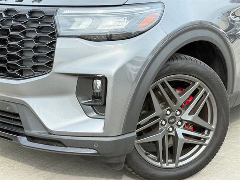 Used 2025 Ford Explorer ST-Line w/ ST-Line Street Pack image 2