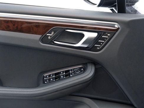 Certified 2025 Porsche Macan image 22