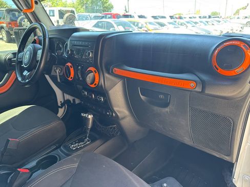 Used 2015 Jeep Wrangler Unlimited Sahara w/ Connectivity Group AWD/4WD image 19