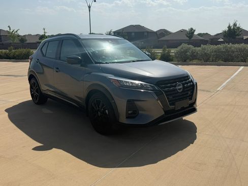 Used 2023 Nissan Kicks SR w/ SR Premium Package FWD image 3