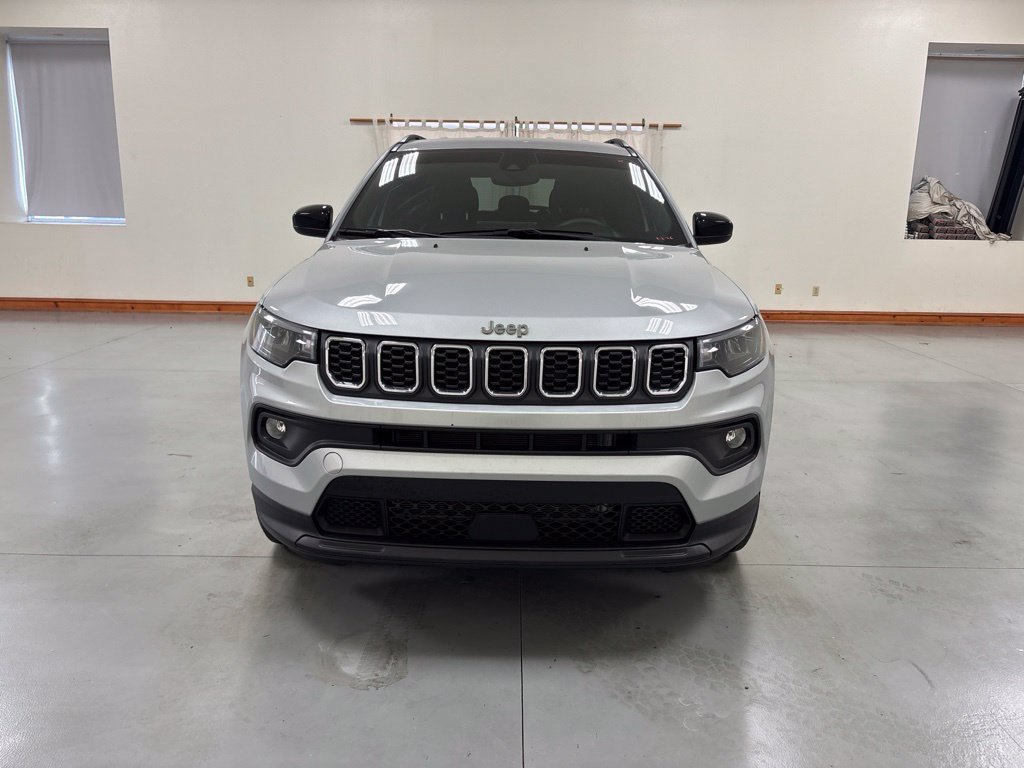 Used 2024 Jeep Compass Latitude AWD/4WD image 3