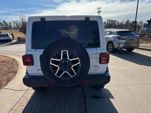 Used 2025 Jeep Wrangler Sahara image 9