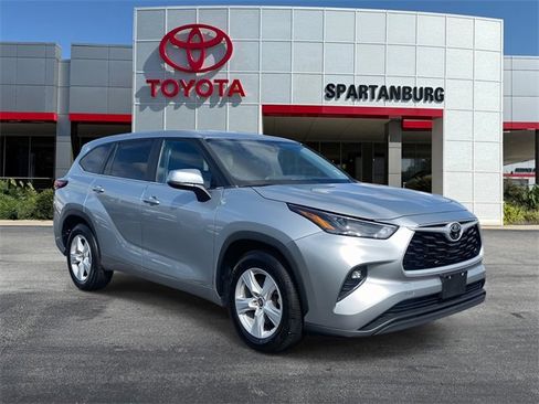 Used 2024 Toyota Highlander LE image 1