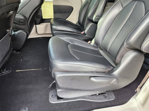 Used 2024 Chrysler Pacifica Select image 9