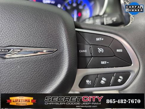Used 2024 Chrysler Pacifica Touring-L image 17