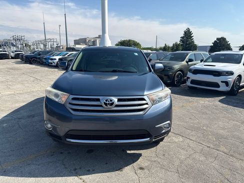 Used 2013 Toyota Highlander Plus FWD image 2