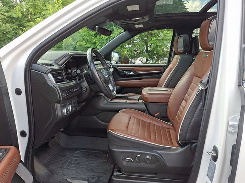 Used 2023 GMC Yukon XL Denali Ultimate AWD/4WD image 16