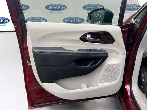 Used 2023 Chrysler Pacifica Limited FWD image 19