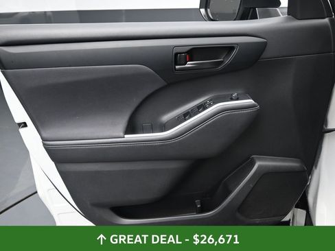 Used 2023 Toyota Highlander LE image 30