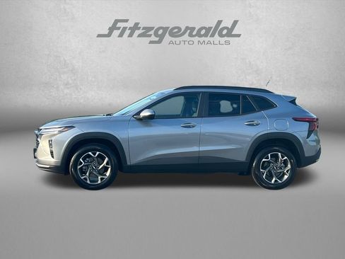 Used 2025 Chevrolet Trax LT FWD image 5