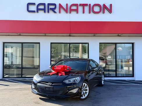 Used 2016 Hyundai Genesis 3.8 RWD image 2