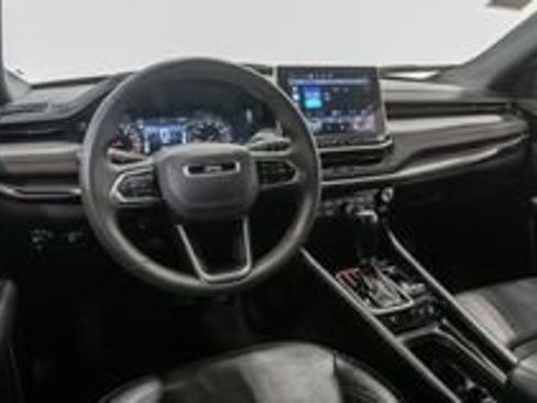 Used 2025 Jeep Compass Trailhawk AWD/4WD image 8