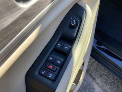 Used 2024 Jeep Grand Cherokee Limited w/ Luxury Tech Group II RWD image 14