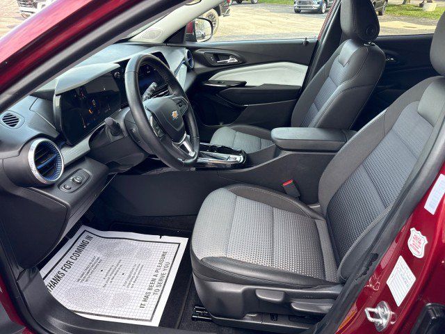 Used 2025 Chevrolet Trax LT w/ LT Convenience Package FWD image 15