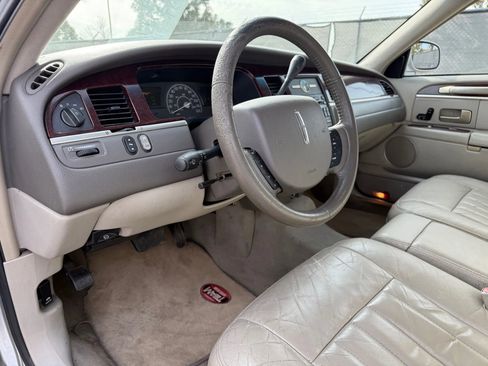 Used 2005 Lincoln Town Car Signature image 17
