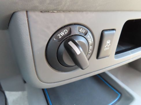 Used 2015 Nissan Frontier SV AWD/4WD image 25
