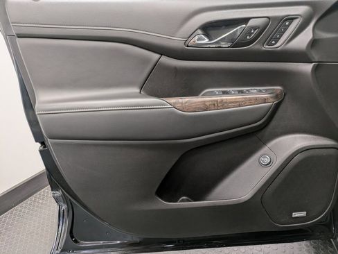 Used 2023 GMC Acadia Denali w/ Black Diamond Edition image 8