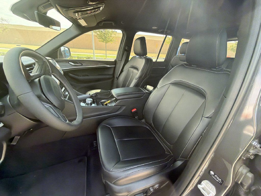 Used 2025 Jeep Grand Cherokee Limited RWD image 8