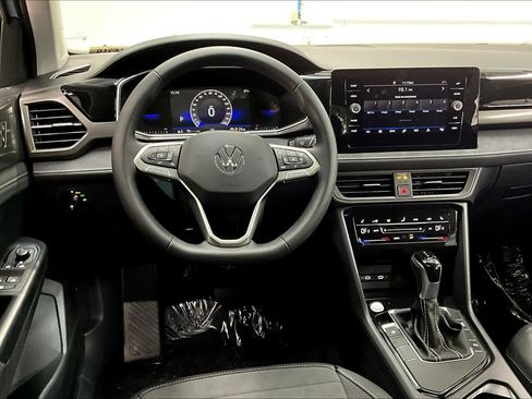 New 2026 Volkswagen Taos SE image 15