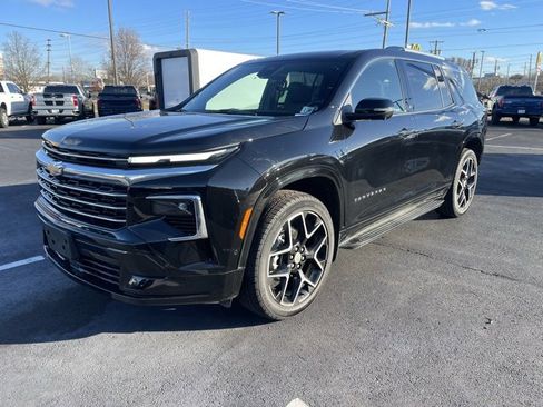 Used 2025 Chevrolet Traverse High Country image 3