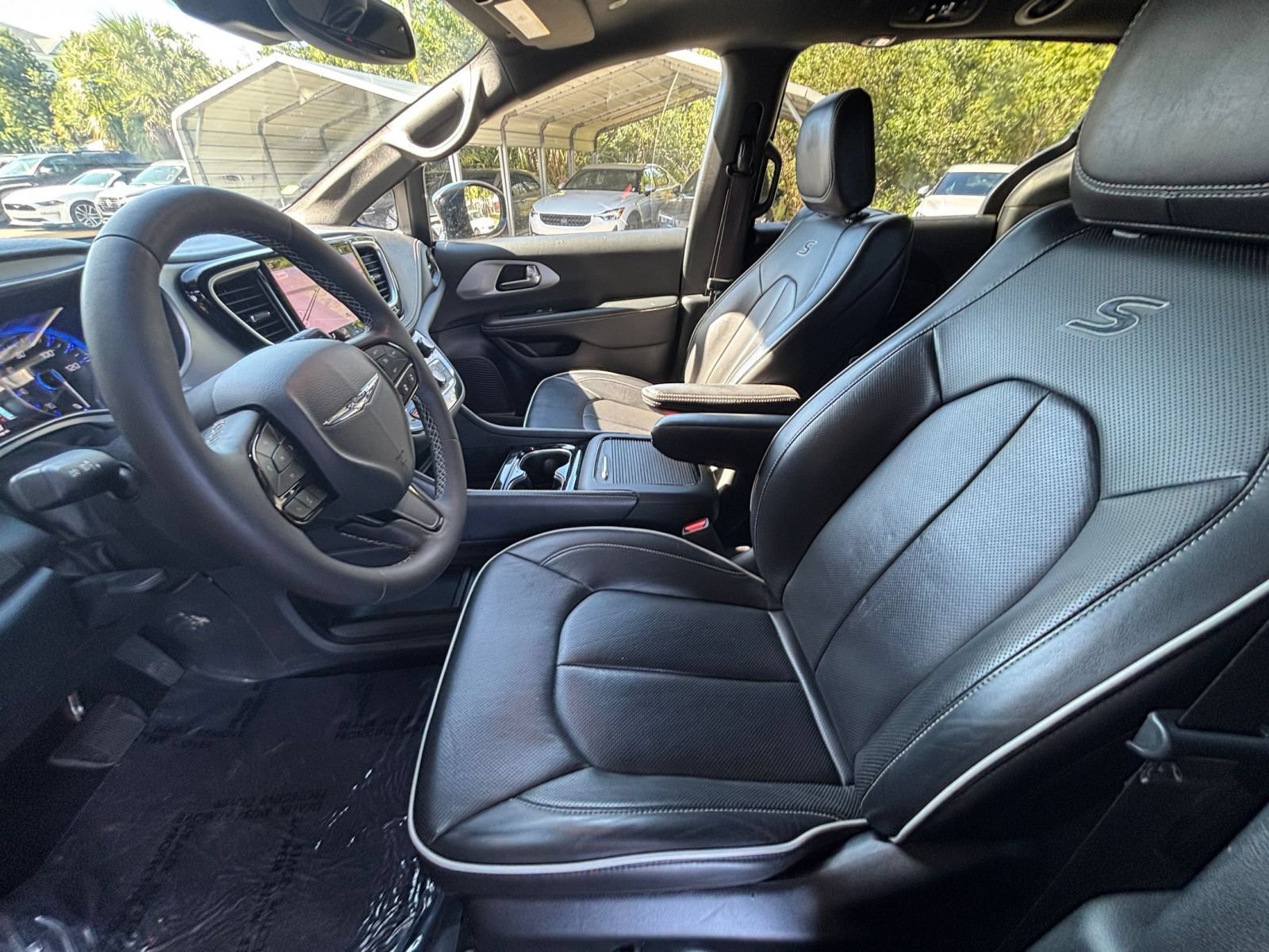 Used 2025 Chrysler Pacifica Limited FWD image 29
