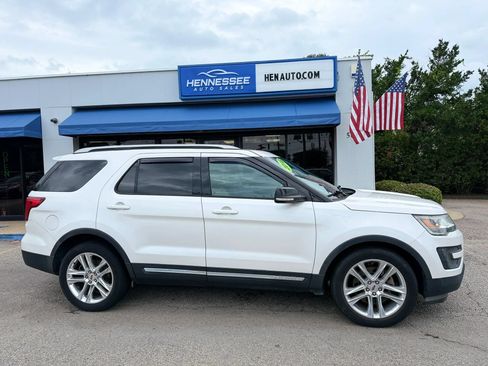 Used 2016 Ford Explorer XLT w/ Equipment Group 202A FWD image 11