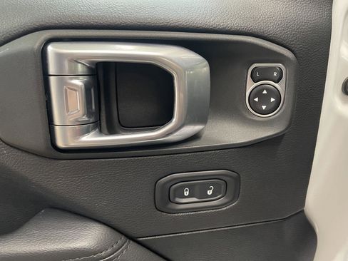 Used 2023 Jeep Wrangler Unlimited Sahara image 12