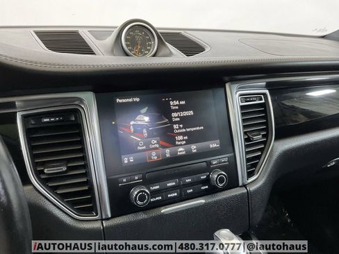 Used 2018 Porsche Macan Turbo w/ Premium Package Plus image 31