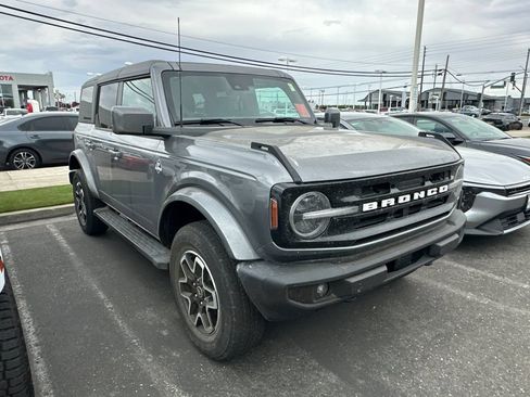 Used 2024 Ford Bronco Outer Banks AWD/4WD image 2