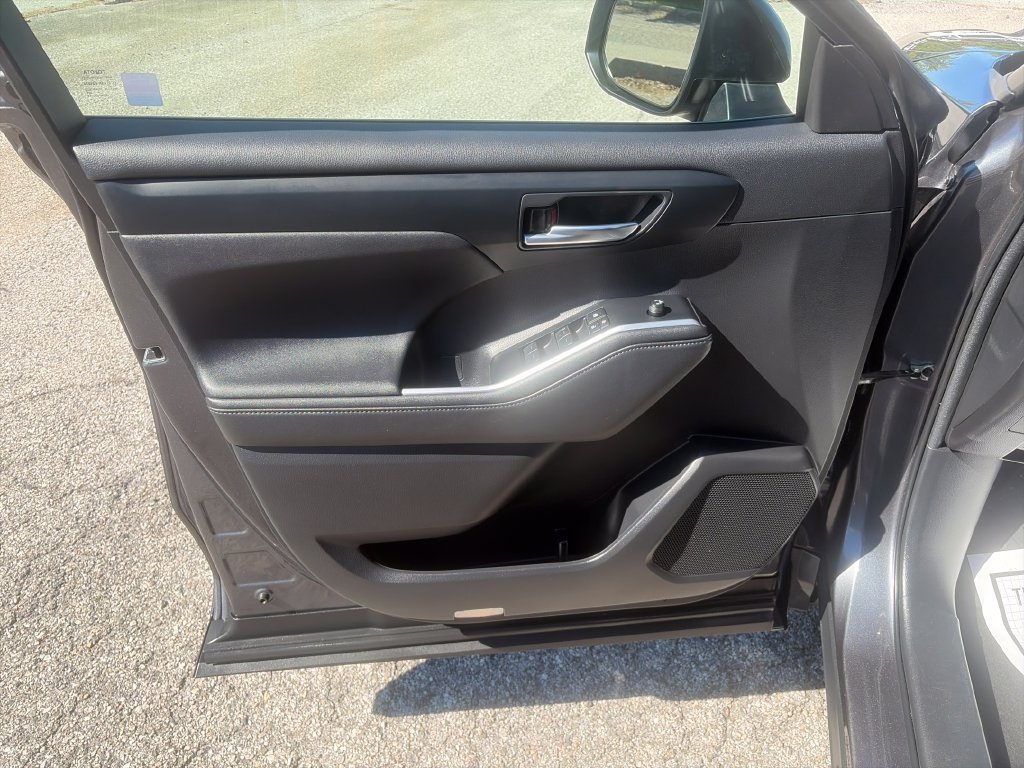 Used 2023 Toyota Highlander XLE AWD/4WD image 11