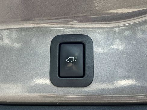 Used 2017 Toyota Highlander SE AWD/4WD image 10