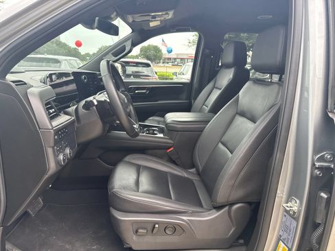 Used 2025 Chevrolet Suburban Z71 AWD/4WD image 7