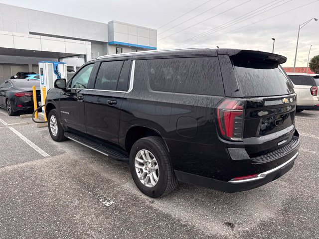 Used 2025 Chevrolet Suburban LT RWD image 4