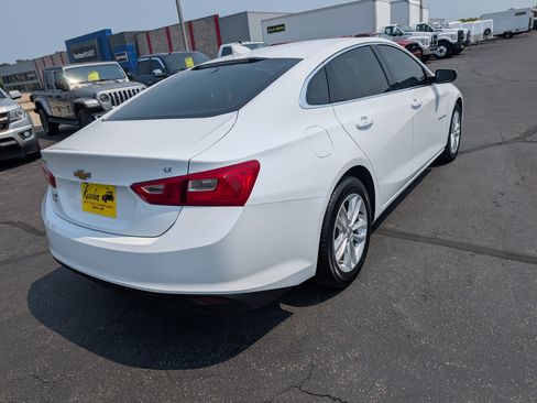 Used 2017 Chevrolet Malibu LT w/ Leather Package FWD image 8