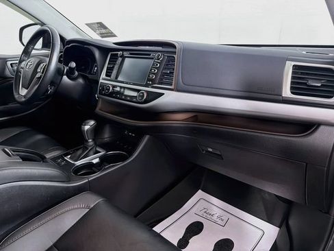 Used 2019 Toyota Highlander XLE AWD/4WD image 32