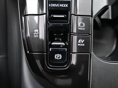 Certified 2025 Toyota Crown Signia AWD/4WD image 30