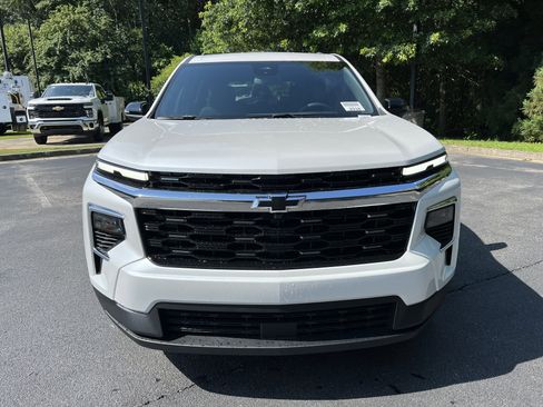 Used 2025 Chevrolet Traverse LT image 3