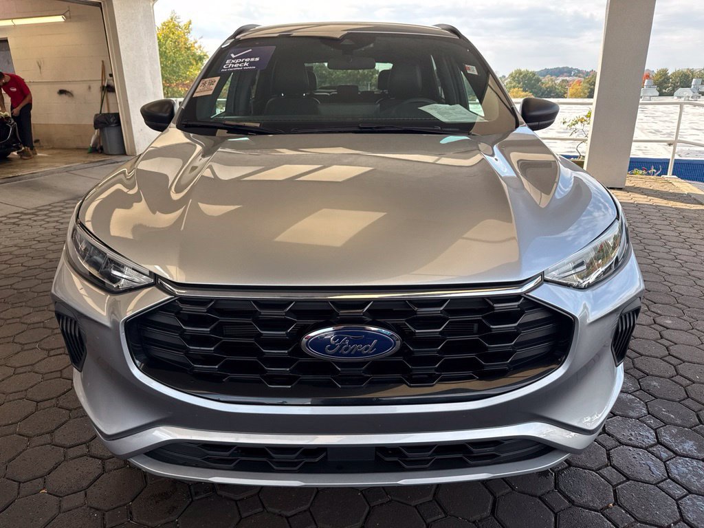 Used 2023 Ford Escape ST-Line w/ Tech Pack #1 AWD/4WD image 2