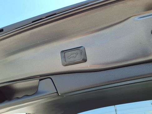Used 2021 Toyota RAV4 XLE w/ Convenience Package FWD image 9
