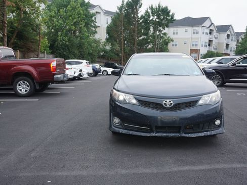 Used 2013 Toyota Camry SE FWD image 2