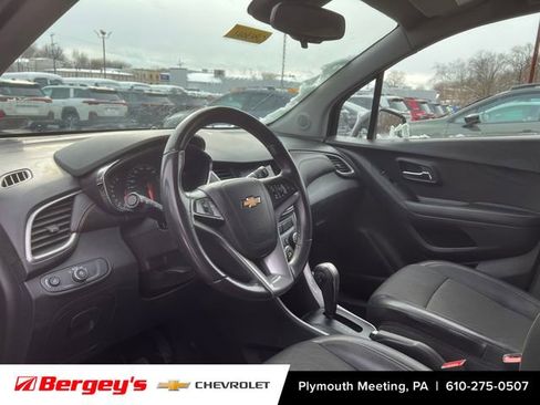 Certified 2022 Chevrolet Trax LT w/ LT Convenience Package image 3
