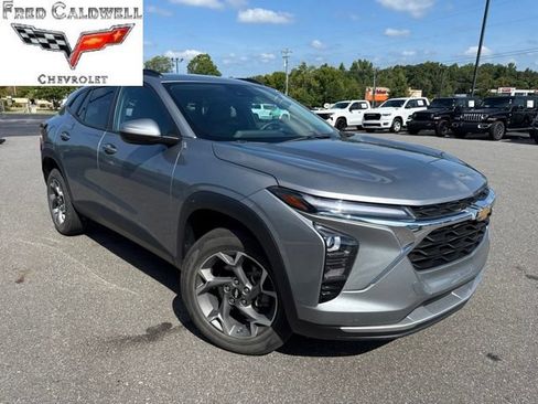 Used 2024 Chevrolet Trax LT FWD image 1
