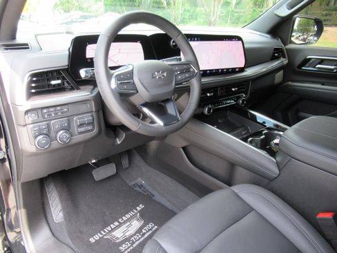 Used 2025 Chevrolet Suburban Z71 w/ Comfort Package AWD/4WD image 18