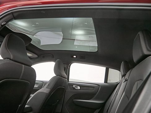 Certified 2023 Volvo C40 Recharge Core w/ Climate Package image 20